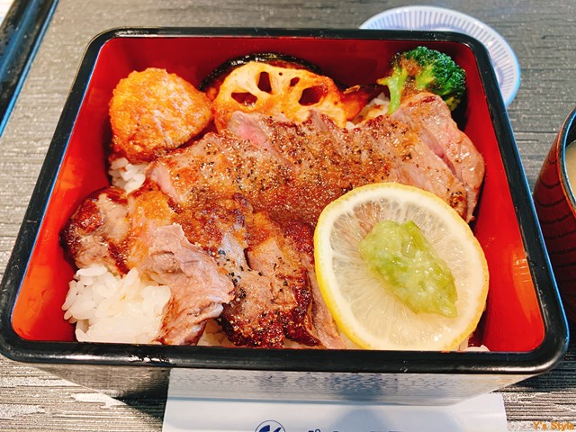 レストラン ポルックス 出張最後のランチは函館空港にて 道産ステーキ重をいただく 食べ歩き 函館市 北海道 Y S Style 人生のindex化計画 人生は旅 旅は食 食は人